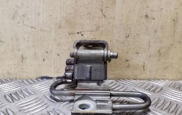 Volkswagen Touran I Front door lower hinge 1T0831412A