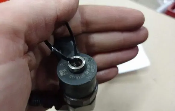 Opel Insignia A Fuel injector 0445110327