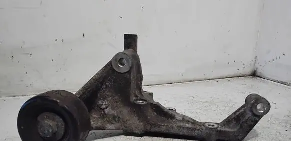 KIA Sorento Generator/alternator bracket 