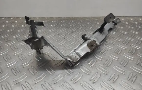 Audi A4 S4 B8 8K Fender mounting bracket 8K0821135