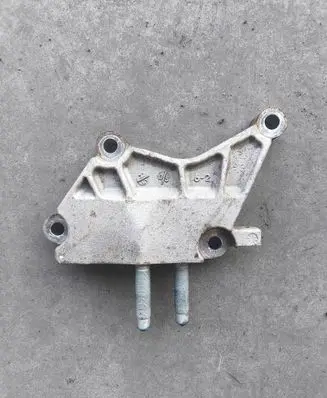 Hyundai Tucson TL Engine mounting bracket