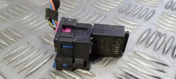 Seat Altea Other relay 8z0951253 v23074-a1001-x50
