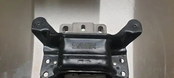 Volkswagen PASSAT B8 Engine mount bracket 5Q0199555R
