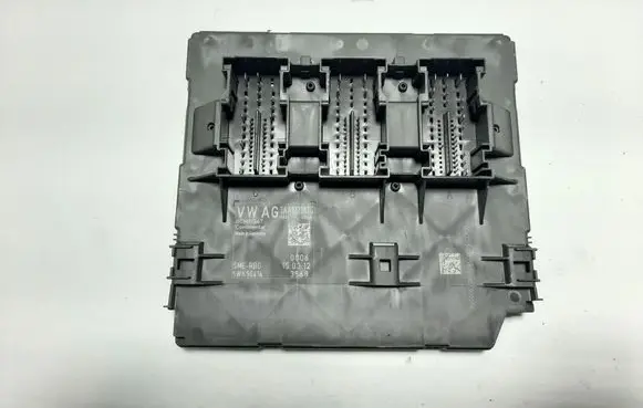 Volkswagen PASSAT B7 Central body control module 3AA937087G
