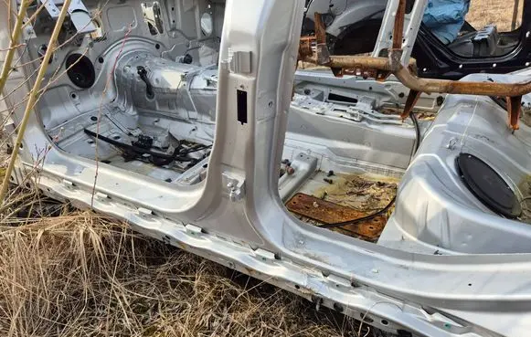 Mercedes-Benz E W211 Pillar (middle)