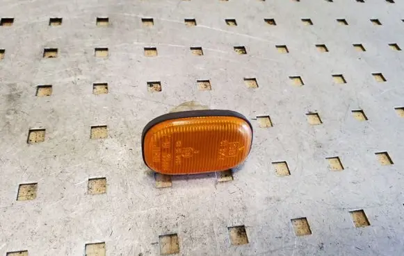 Toyota RAV 4 (XA20) Front fender indicator light E13013047