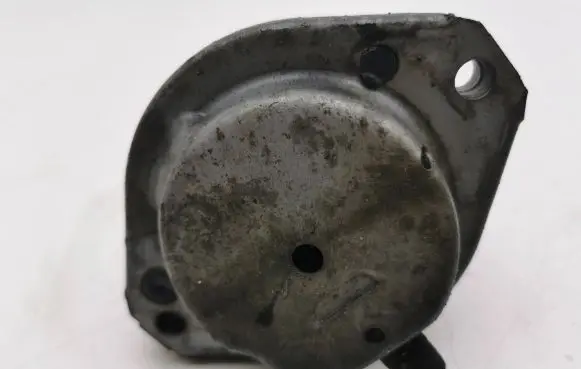 BMW 5 E60 E61 Engine mount bracket 6761091