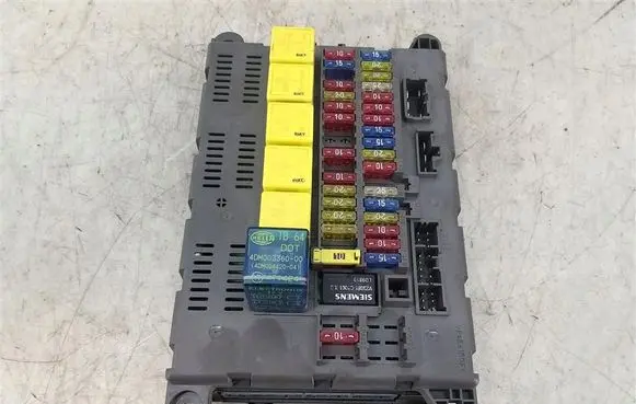 Land Rover Freelander Fuse box set 518665104