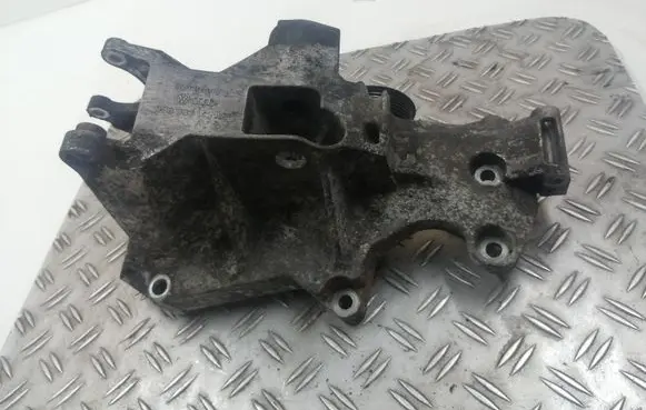 Volkswagen PASSAT B5 Generator/alternator bracket 038903143AE