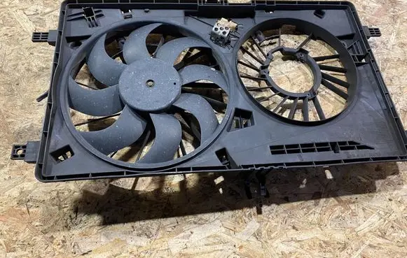 Renault Master III Radiator cooling fan shroud 214811562R