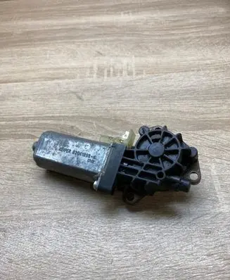 Mercedes-Benz C W204 Seat adjustment motor 0390203002 82041898