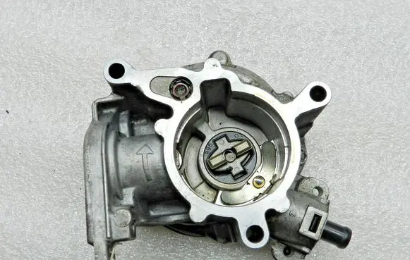 Volkswagen Tiguan Vacuum pump 06J145100C 06J145100