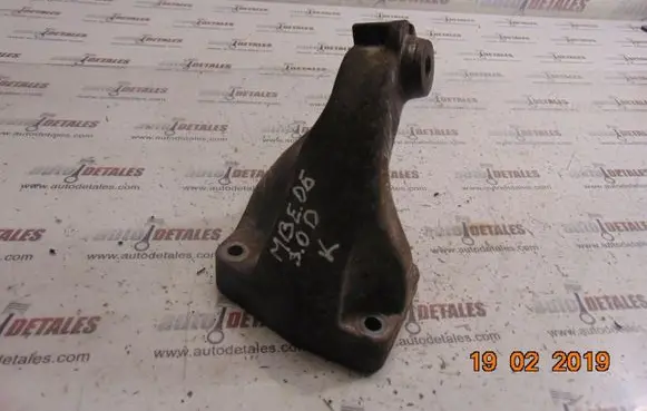 Mercedes-Benz E W211 Engine mounting bracket A6422230004