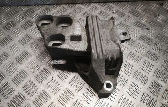 Mercedes-Benz CLA C117 X117 W117 Engine mount bracket 2462400217 A2462400217