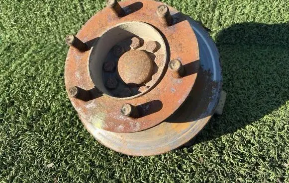 Iveco Daily 3rd gen Front wheel hub spindle knuckle 504164802
