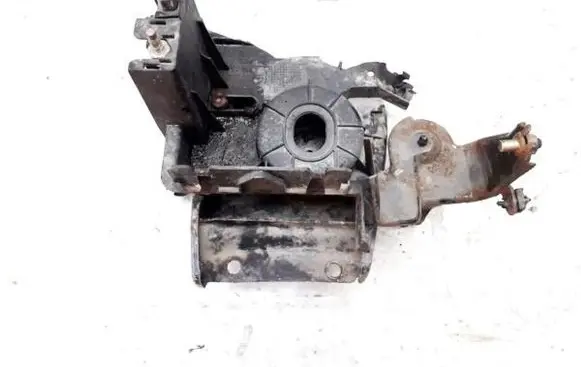 Citroen Xsara Picasso Engine mount bracket 9638136580
