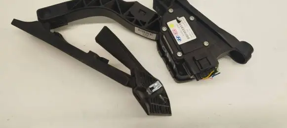 Hyundai i40 Accelerator throttle pedal 327272T900