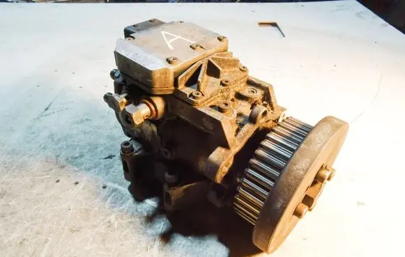 Audi A6 S6 C5 4B Fuel injection high pressure pump 047050600 059130106A