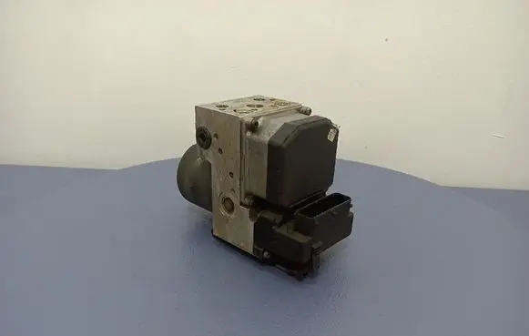 Volkswagen PASSAT B5 ABS Pump 8E0614111A