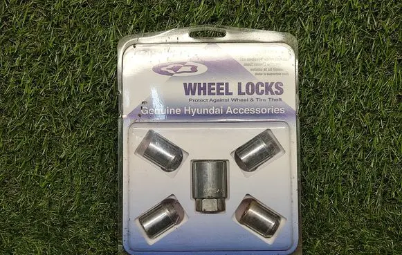 Hyundai Santa Fe Anti-theft wheel nuts and lock U844000400