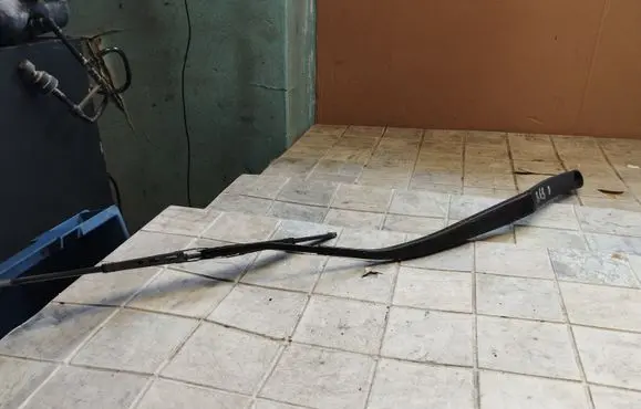 Hyundai Santa Fe Front wiper blade arm