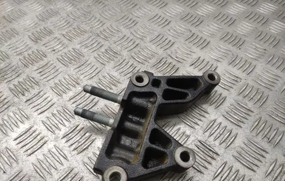 KIA Sorento Engine mounting bracket