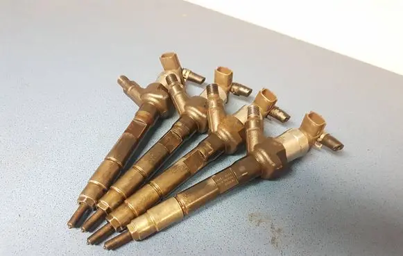 Mazda CX-7 Fuel injector R2AA13H50 001004L01730