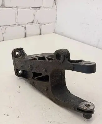 Volkswagen Transporter - Caravelle T5 Engine mounting bracket 7H0199343
