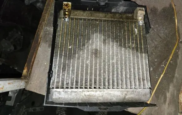 BMW 7 F01 F02 F03 F04 Engine oil radiator 7572542
