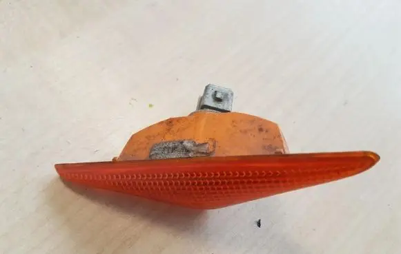 Front fender indicator light
