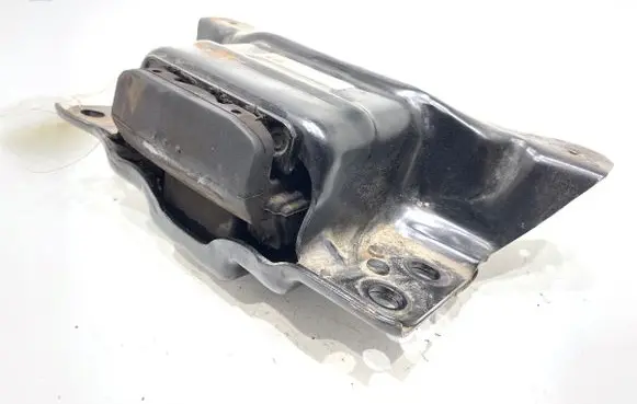 Engine mount vacuum valve