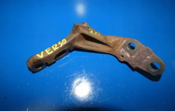 Toyota Verso Engine mounting bracket