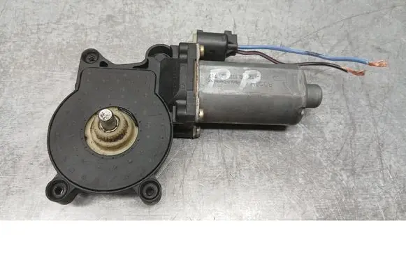 BMW 3 E46 Front door window regulator motor 83620640