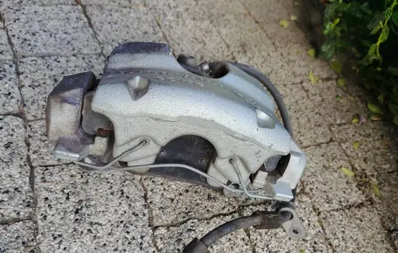 Ford Escape IV Front brake caliper 2B302B