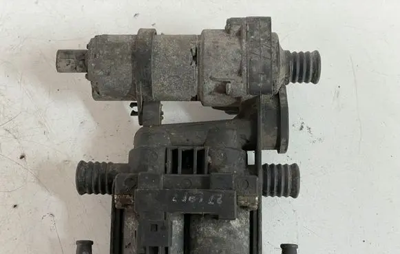 BMW 5 E39 Coolant heater control valve 8374994