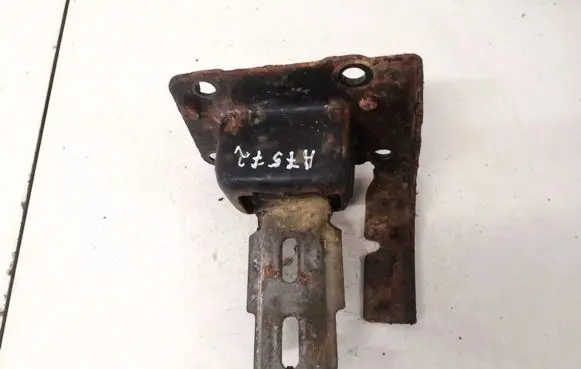 Peugeot 1007 Engine mount bracket