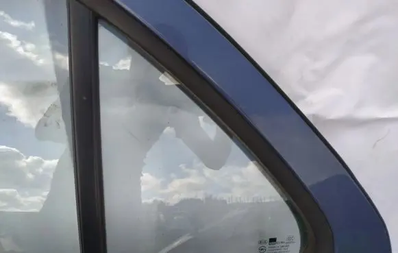 KIA Sorento Rear vent window glass 