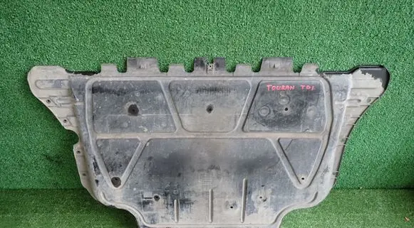 Volkswagen Touran III Engine splash shield/under tray 5Q0825236