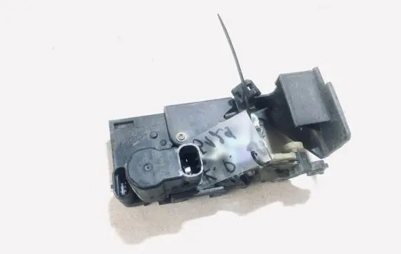 Subaru Impreza I Front door lock 16828898