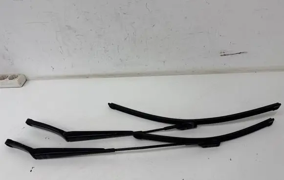 Volkswagen PASSAT B6 Front wiper blade arm 
