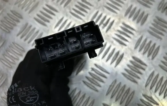 BMW 5 F10 F11 Seat heating relay 9216468