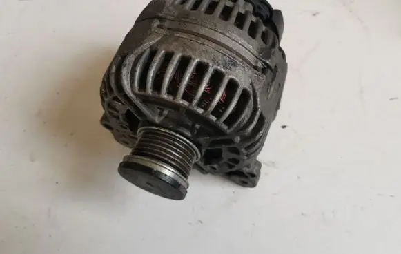 Volkswagen Golf Plus Generator/alternator 03C903023A