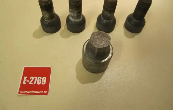 Volkswagen PASSAT CC Anti-theft wheel nuts and lock 