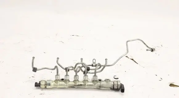 Mazda 6 Fuel injector supply line/pipe SH01GHT6