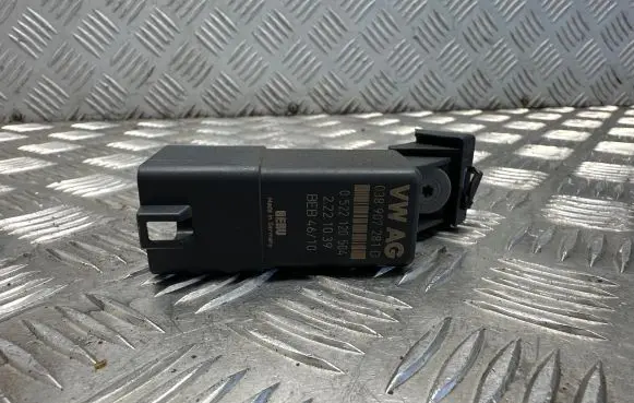Volkswagen Touran II Glow plug pre-heat relay 038907281D 2221039