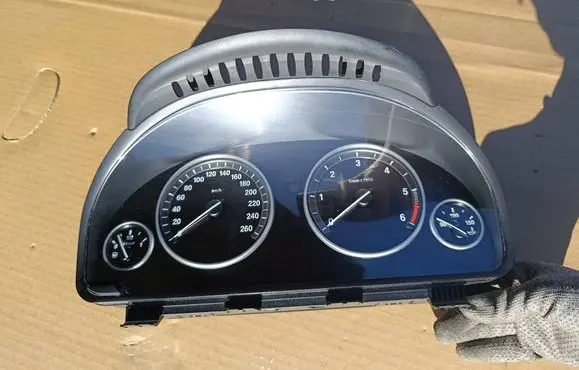 BMW 5 F10 F11 Speedometer (instrument cluster) 9339895