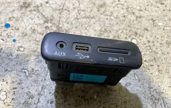 Dodge Challenger USB socket connector 68206384AC 33169193 1018154547