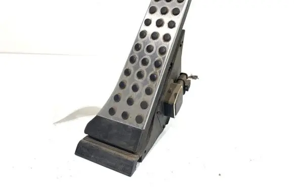 Accelerator throttle pedal