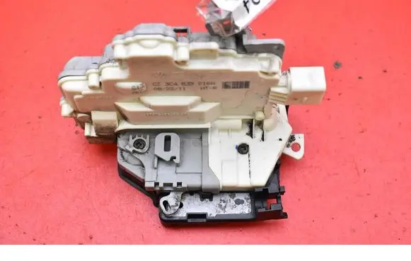 Volkswagen PASSAT CC Rear door lock 3C4839016A