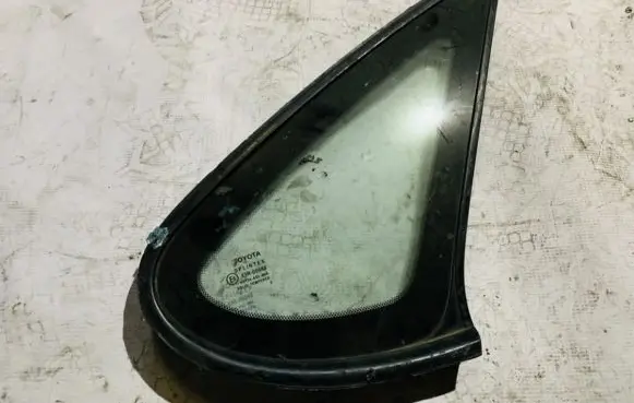 Toyota Avensis T220 Rear side window